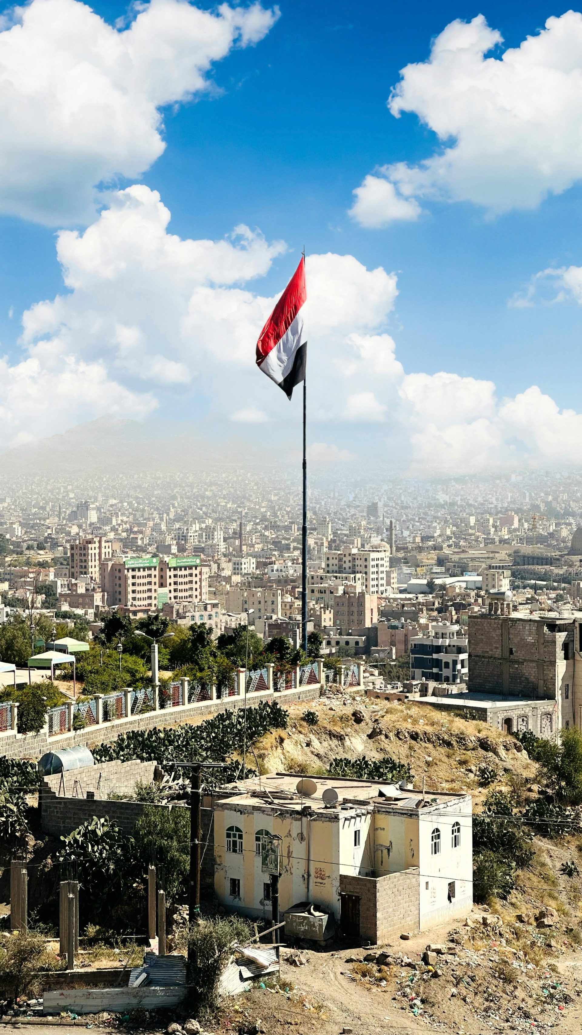 Yemen Fighting Intensifies; Saudi Arabia Issues Houthi Attack Alerts