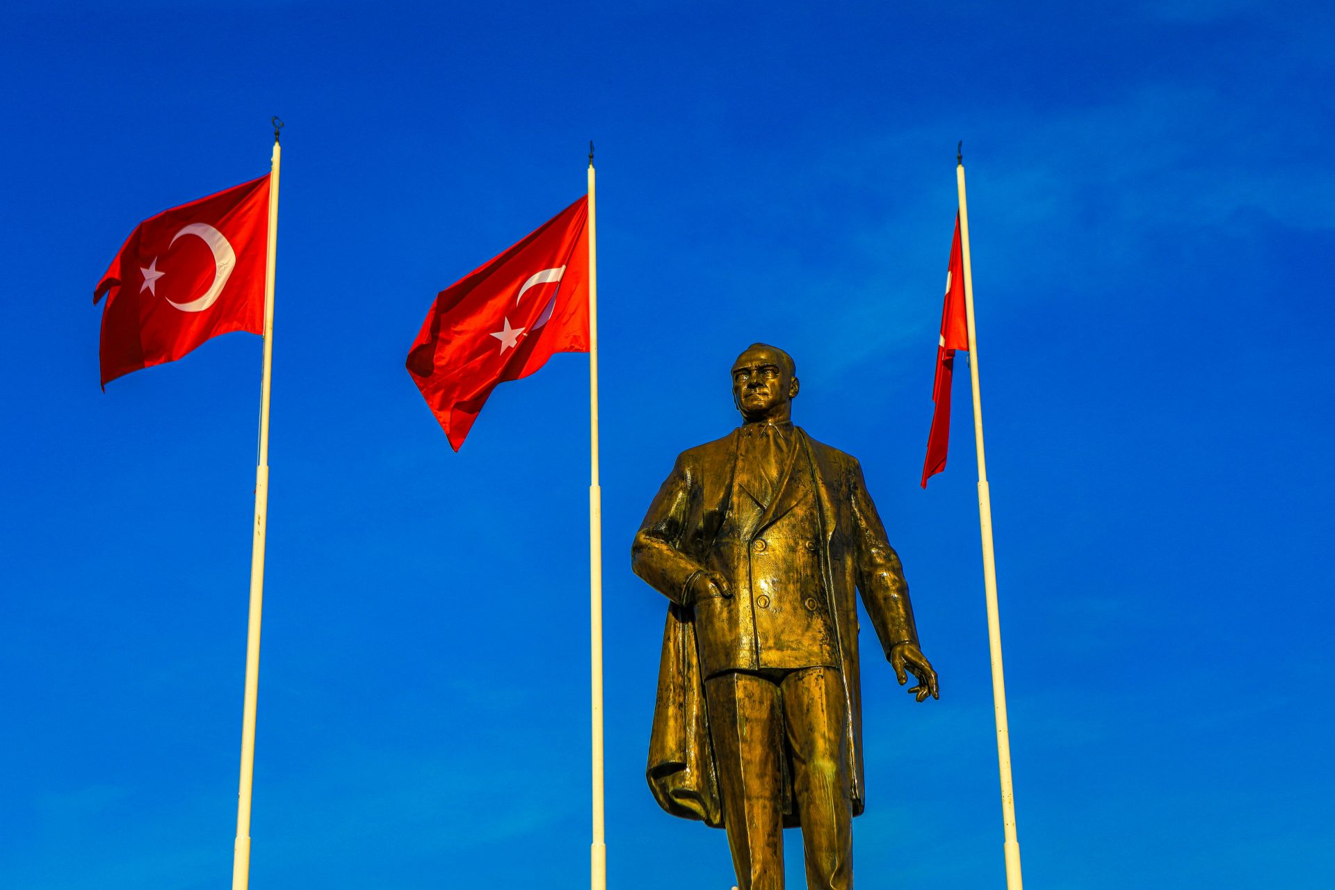 Turkish Opposition Leader Ozgur Ozel Challenges Court Removal