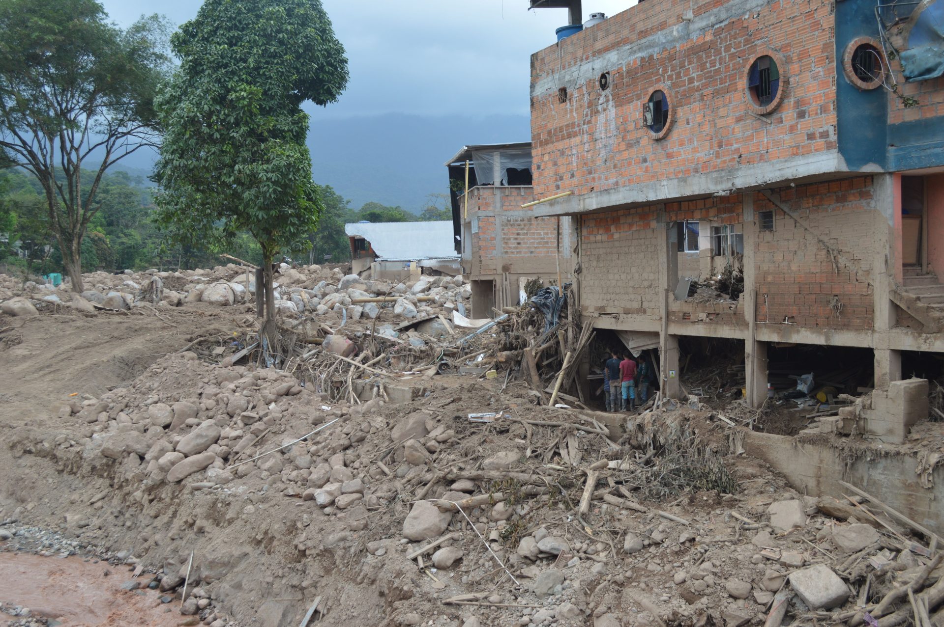 Caracas Emergency Crews Shift to Post-Earthquake Recovery