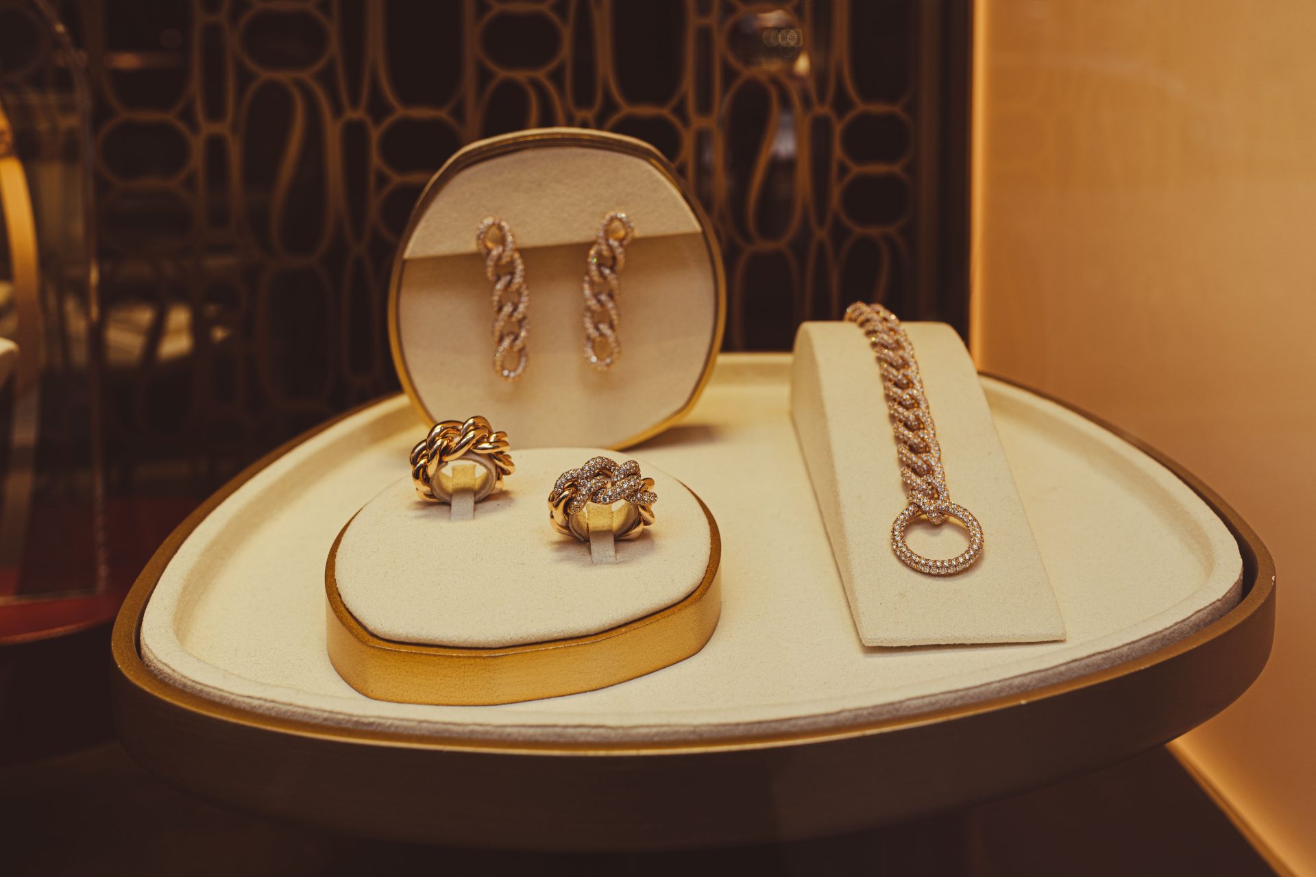 Luxury Jewelry Sector Shows Resilience Amid Market Slowdown