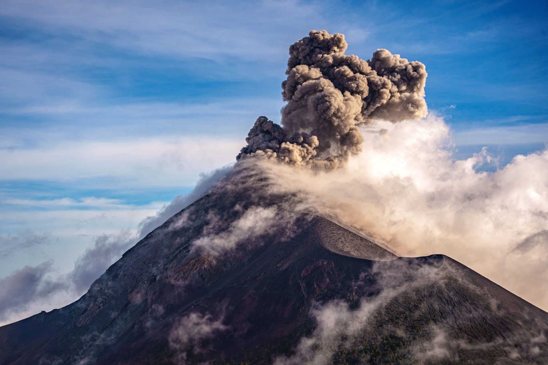 Indonesia’s Mount Sinabung Erupts; Alert Status Elevated