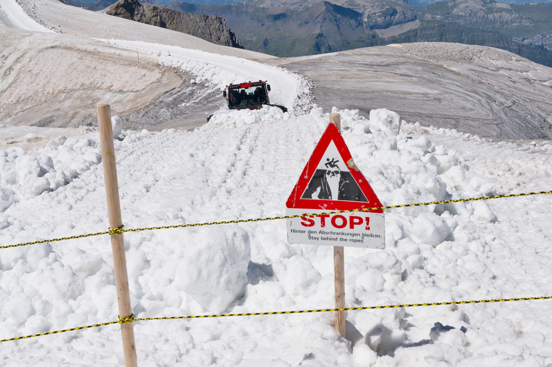 Avalanche Kills 15 Expedition Workers at Nepals Himlung Peak